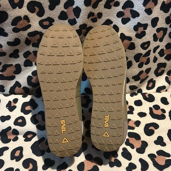 Teva Women’s Terra Canyon Hiker, Upper made of cotton and canvas, rugged sole. - Picture 2 of 5